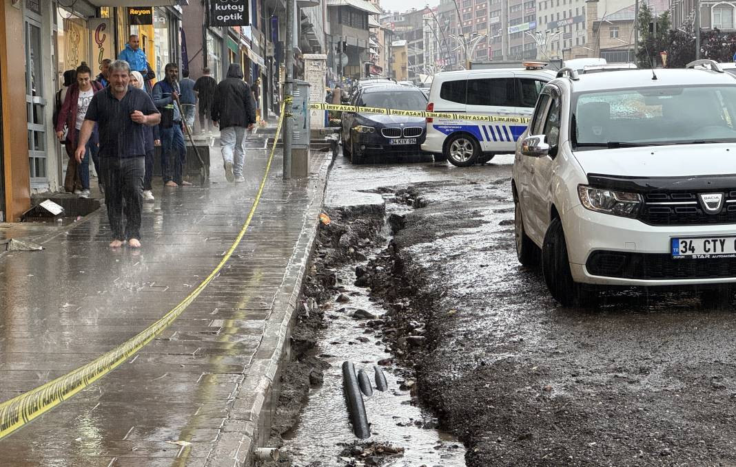 Erzurum'u sağanak vurdu! Evleri su bastı araçlar yolda mahsur kaldı - Resim: 9